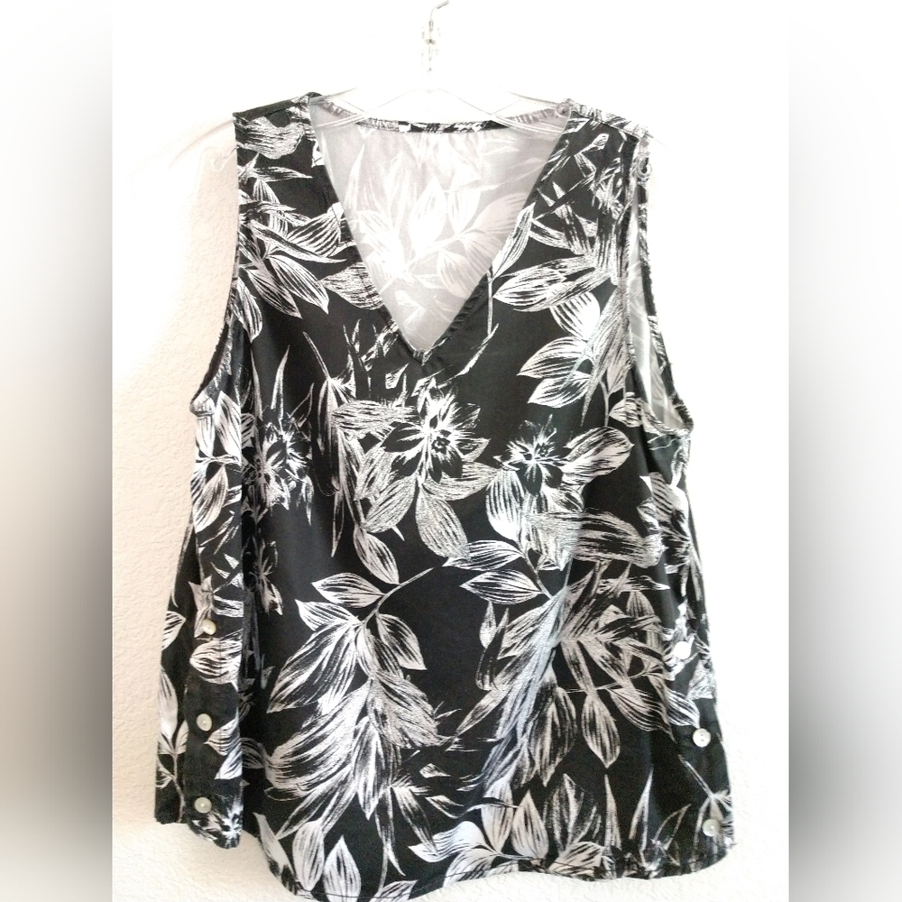 Black White Floral Tank Top Shirt Sleeveless V Neck Size Medium Chest 36"
